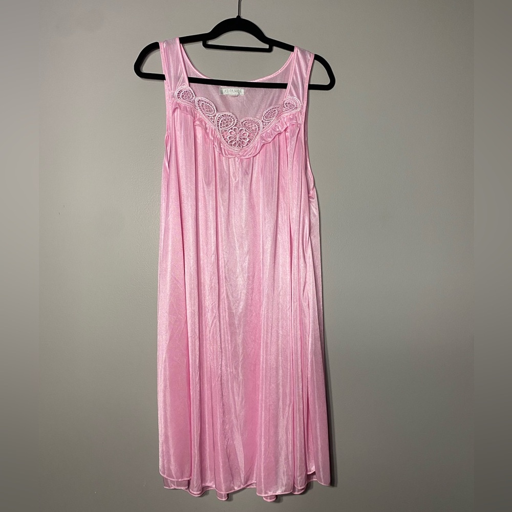 LATI fashion M nightgown
Lacy details at the neckline
Pale pink
Silky feel
